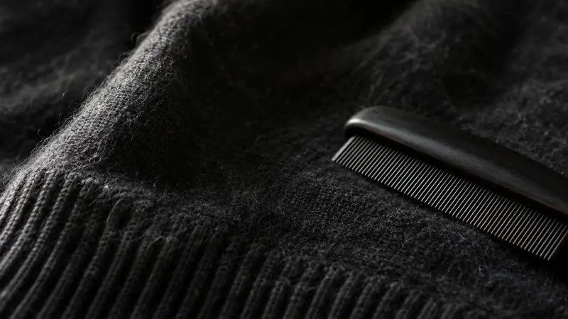 Macro di maglia in cashmere con pettine per la cura dei capi