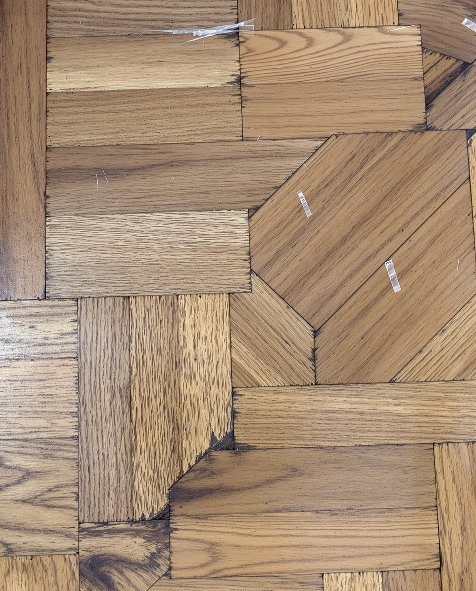 Piso de taco desgastado precisando de restauração