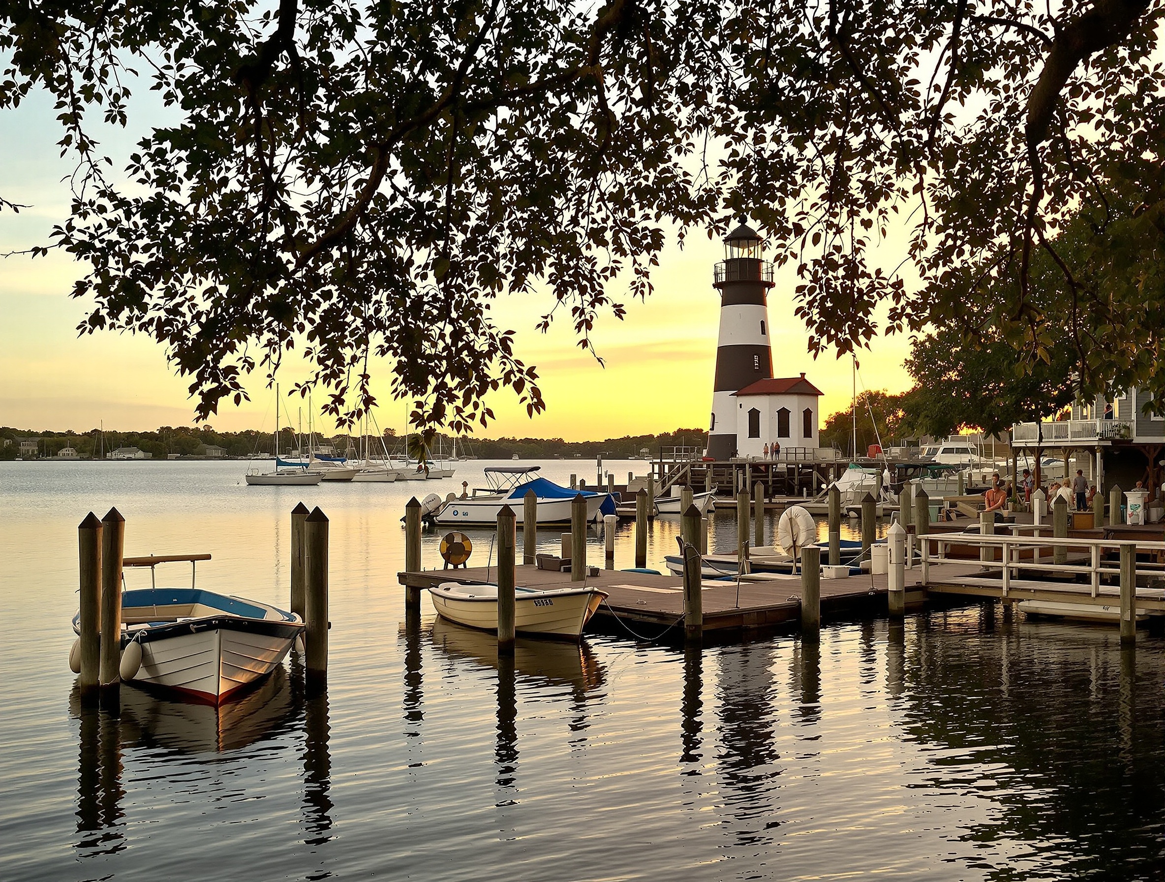 Mount Dora — farol, lago tranquilo e downtown bucólico
