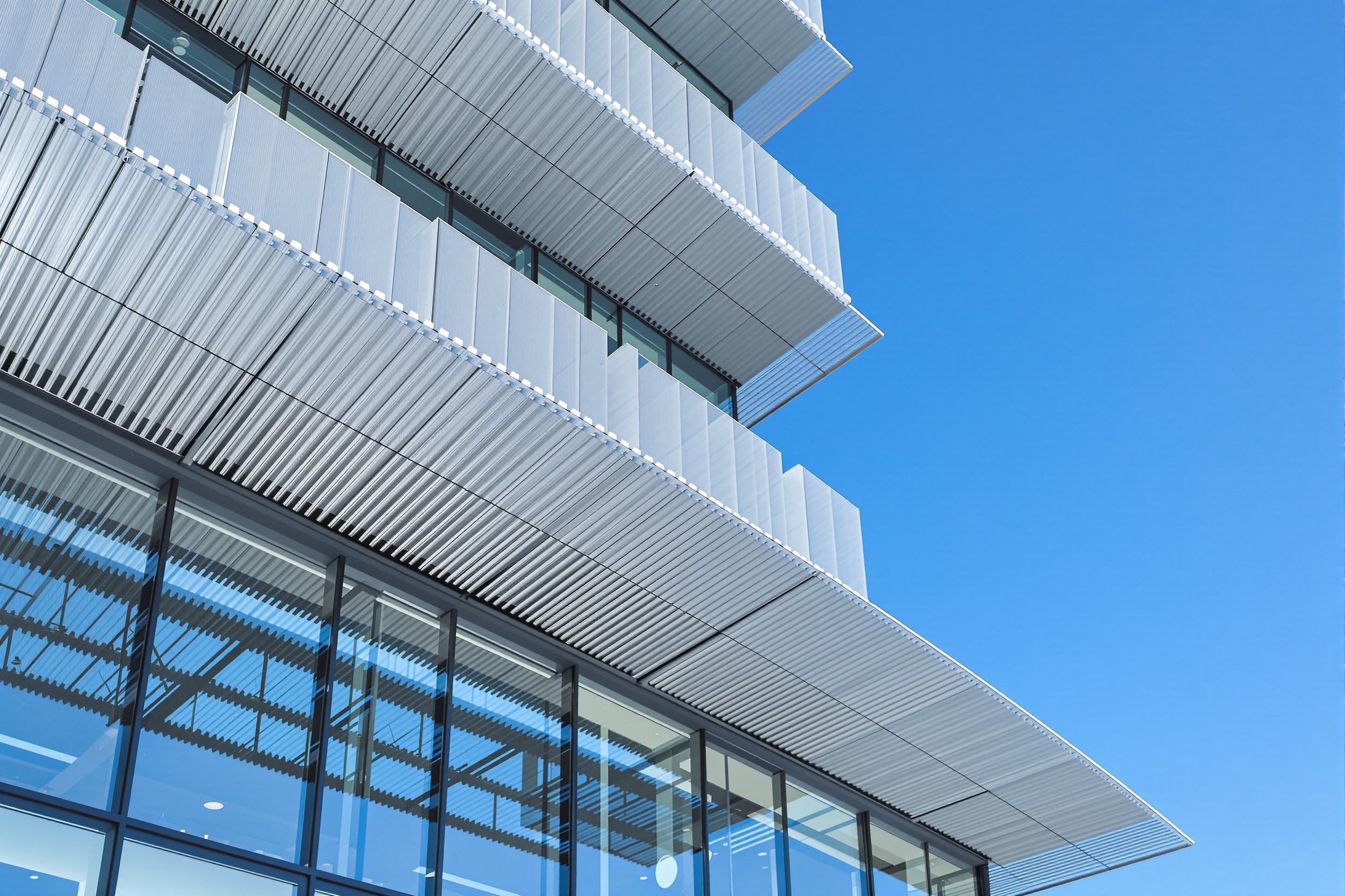 Commercial building with louvre facade system