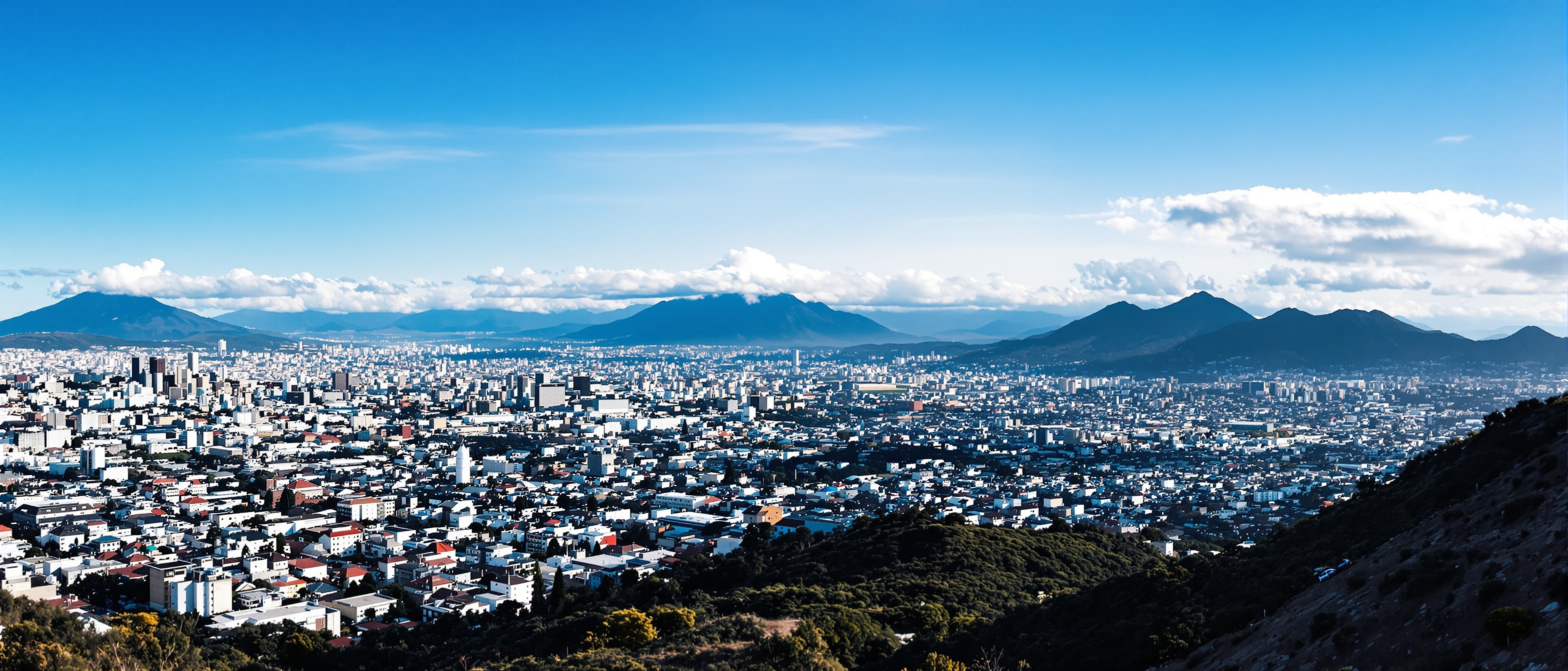 Vista aérea de Quito - Cobertura Global Grúas