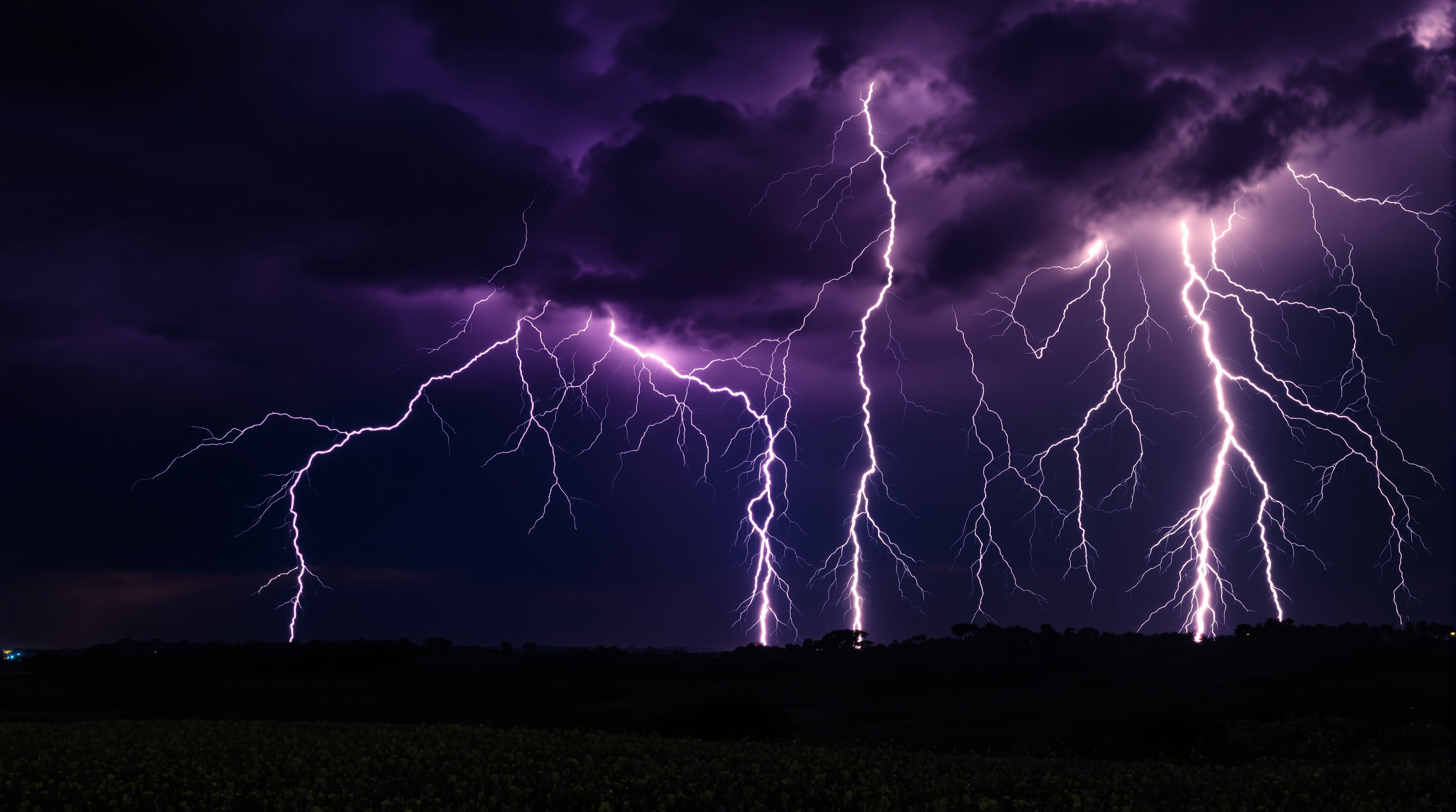 Raios e Trovões: Segurança Durante Tempestades Elétricas no Brasil