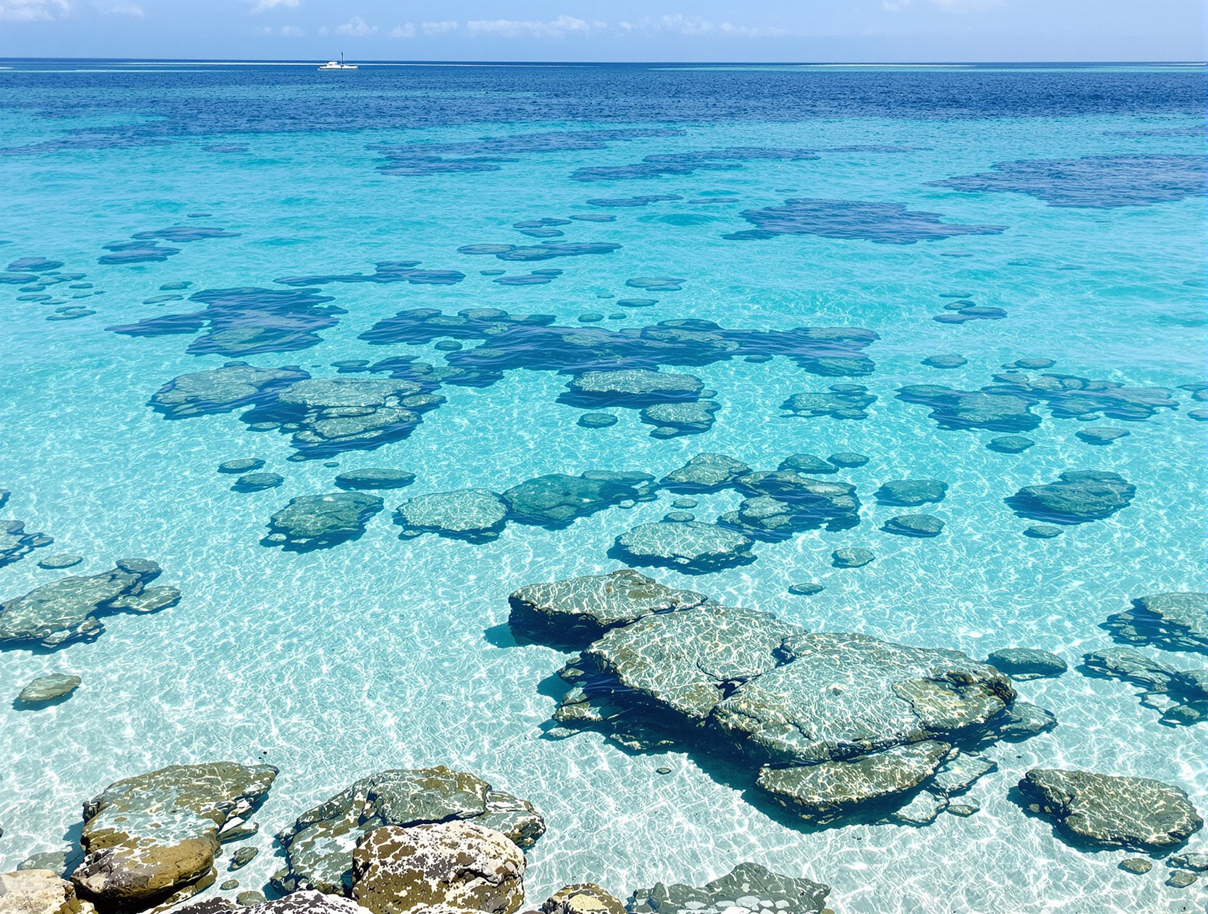 エメラルドブルーの海