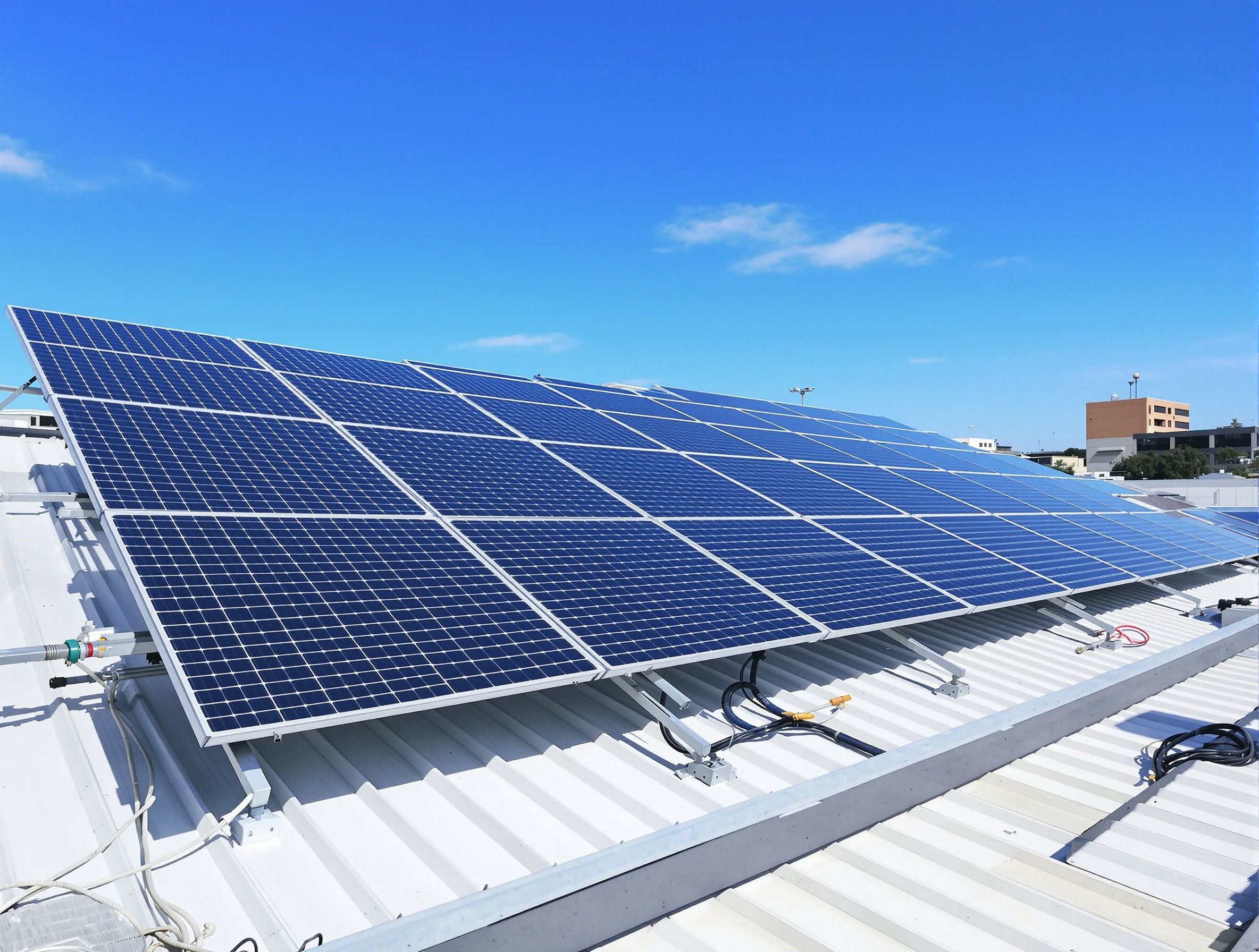 Installation panneaux photovoltaïques sur toiture résidentielle